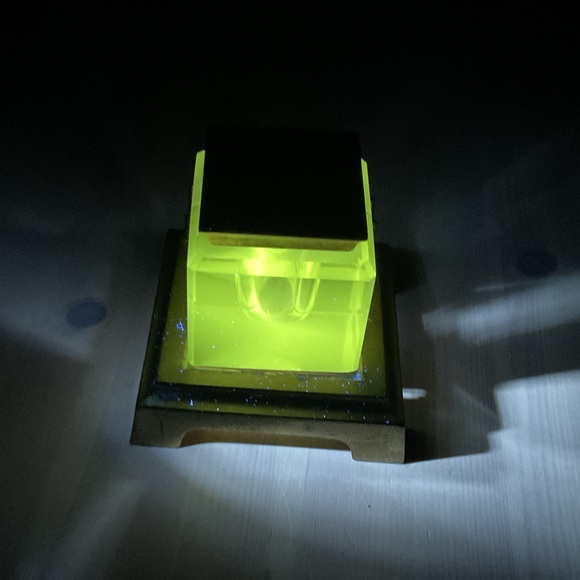 ANTIQUE BRASS & LEAD CRYSTAL INKWELL / PEN HOLDER GLOWY URANIUM VINTAGE NEON - Picture 14 of 14